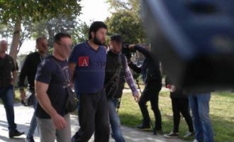 Βίντεο φρίκης: Ο τζιχαντιστής της Αλεξανδρούπολης “καμαρώνει” με κομμένο κεφάλι