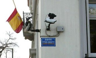 Μέλη του “Ρουβίκωνα” εισέβαλαν στην πρεσβεία της Ισπανίας