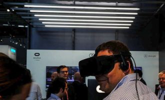 Ο Ζάκερμπεργκ του Facebook ρίχνει στην αγορά νέα συσκευή εικονικής πραγματικότητας