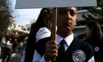 Προκαταρκτική εξέταση για τον 11χρονο Αμίρ που έκανε παρέλαση με πλακάτ