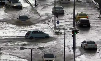 Πλημμύρες σε Κερατσίνι, Πειραιά – Παρασύρθηκαν αυτοκίνητα με εγκλωβισμένους οδηγούς (βίντεο)