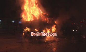 Στις φλόγες τυλίχθηκε λεωφορείο στον Ισθμό της Κορίνθου (βίντεο)