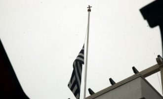 Μεσίστιες οι σημαίες στα σχολεία για τους 15 νεκρούς της θεομηνίας