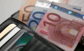 Μέχρι 1.886 ευρώ τα αναδρομικά σε 1,4 εκατ. συνταξιούχους – Ποιοι και πόσα θα πάρουν (πίνακας)