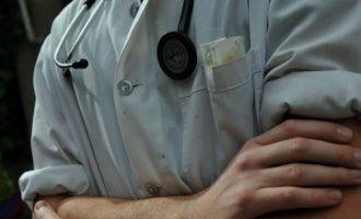 Ιορδανός γιατρός: “Με έφτυσε Έλληνας συνάδελφος μέσα στο νοσοκομείο”