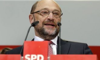 Η ηγεσία του SPD θέλει να συγκυβερνήσει με τη Μέρκελ και το κόμμα πέφτει στις δημοσκοπήσεις