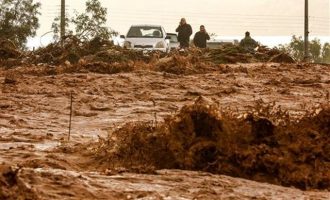 Μία γυναίκα νεκρή από τις πλημμύρες στη Μάνδρα Αττικής