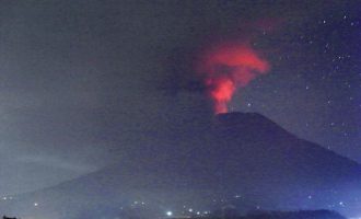 Φόβος και τρόμος στο Μπαλί: Χιλιάδες άνθρωποι τρέχουν να φύγουν από το ηφαίστειο Αγκούνγκ (φωτο)