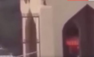 H στιγμή της φονικής επίθεσης σε τέμενος στην Αίγυπτο (βίντεο)