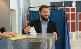 Ψήφισε ο Νίκος Ανδρουλάκης: “Να κρατήσουμε αναμμένη τη φλόγα της ελπίδας”