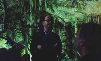 Ο Λεφαντζής της Αμφίπολης έδειξε στον Μπουσάτι το Ιερό Σπήλαιο όπου γεννήθηκε ο Δίας (φωτο)