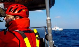 Συνεχίζονται οι έρευνες ανοιχτά της Καλολίμνου για τον εντοπισμό ναυαγών προσφύγων