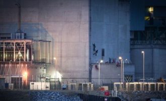 “Έσπασαν” σε ομάδες για αντιπερισπασμό και “ξεφτίλισαν” τα μέτρα ασφαλείας γαλλικού πυρηνικού εργοστάσιου (φωτο)