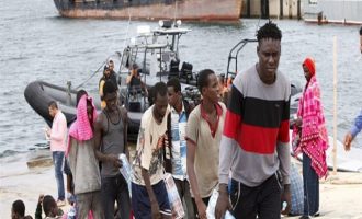 ΣΟΚ! Στη Λιβύη πουλάνε Αφρικανούς πρόσφυγες για σκλάβους – Δείτε βίντεο από σκλαβοπάζαρο