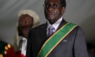 Αρνείται να παραιτηθεί μετά το πραξικόπημα ο 93χρονος πρόεδρος της Ζιμπάμπουε