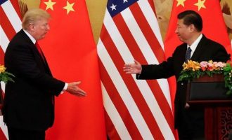 Ο Τραμπ πάτησε το… κουμπί του εμπορικού πολέμου με την Κίνα