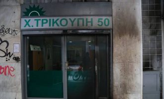 “Γάζωσαν” με καλάσνικοφ τα γραφεία του ΠΑΣΟΚ στα Εξάρχεια – Έριξαν εναντίον αστυνομικών