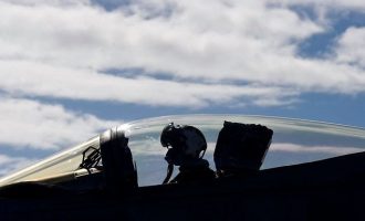 Αμερικανός πιλότος σχεδίασε  στον ουρανό ένα… πέος (φωτο)
