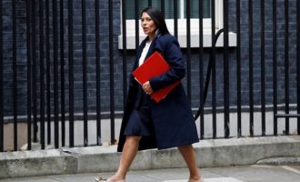Παραιτήθηκε η Βρετανίδα υπουργός Ανάπτυξης γιατί έκρυψε ότι συναντήθηκε με τον Νετανιάχου