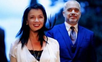 Αλβανική εφημερίδα εμπλέκει τη σύζυγο του Έντι Ράμα σε ξέπλυμα μαύρου χρήματος