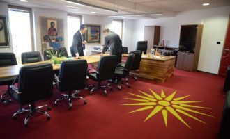 Νέα παραβίαση της ενδιάμεσης συμφωνίας από τα Σκόπια: Μοκέτα με τον Ήλιο της Βεργίνας σε δημόσια εταιρεία