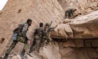 Σύροι στρατιώτες ανακάλυψαν κρύπτη του ISIS με αρχαιότητες από την Παλμύρα και όπλα