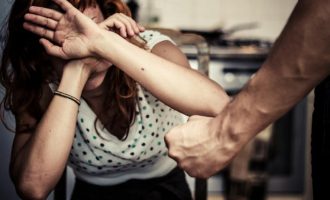 Επτά στις δέκα παντρεμένες γυναίκες κακοποιούνται από τον σύζυγο τους