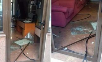 Τα “έσπασαν” με πέτρες και καπνογόνα στα γραφεία του Σώρρα στη Λάρισα (φωτο)