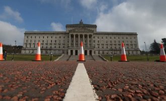 Οργή στη Β. Ιρλανδία: Οι βουλευτές παίρνουν τον μήνα 418.000 ευρώ και… κάθονται