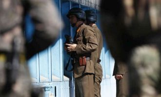Βορειοκορεάτης στρατιώτης λιποτάκτησε στη Νότια Κορέα -Τον “γάζωσαν” με 40 σφαίρες