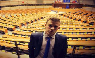 Ποιος είναι ο “πληροφορικάριος” που έδειξε στις Βρυξέλλες το ελληνικό “όπλο” κατά των hoax του Διαδικτύου