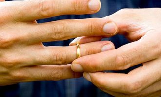 Διαζύγιο-εξπρές στο συμβολαιογράφο – Τι προβλέπει ο νέος νόμος για τη διατροφή