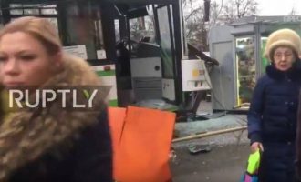 Λεωφορείο στη Μόσχα έπεσε πάνω σε πεζούς που περίμεναν σε στάση (βίντεο)