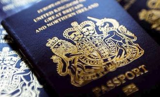 Τα βρετανικά διαβατήρια αλλάζουν χρώμα μετά το Brexit- Θα ξαναγίνουν μπλε