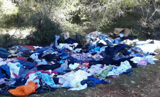 Σάλος από καταγγελίες: Πετούν τα ρούχα που φθάνουν για βοήθεια στη Μάνδρα