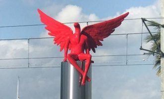 “Φυλάσσει συμβολικά την πόλη” λέει ο δήμαρχος – Πού βρίσκεται ο κόκκινος “άγγελος” που ξεσηκώνει αντιδράσεις (φωτο)