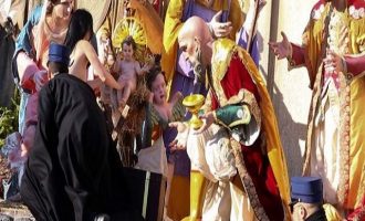 Γυμνή ακτιβίστρια όρμησε  να αρπάξει τo ομοίωμα του Ιησού από φάτνη στο Βατικανό (βίντεο)