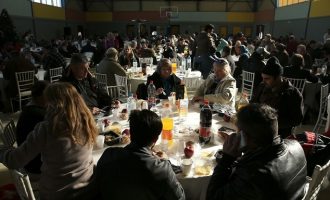 1.000 άστεγοι βρήκαν χριστουγεννιάτικη θαλπωρή στο γεύμα αλληλεγγύης του δήμου Αθηναίων