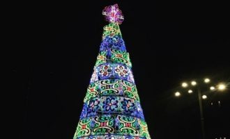 21χρονος από τη Γκάμπια προσπάθησε να κατεβάσει τον σταυρό από χριστουγεννιάτικο δέντρο στο Μιλάνο
