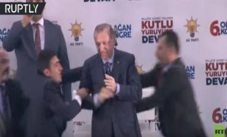 Πώς τρόμαξε ο Ερντογάν -και η φρουρά του- από επίθεση… θαυμαστή (βίντεο)
