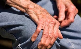 Οικιακή βοηθός επιτέθηκε σε 94χρονο και δάγκωσε το πέος του