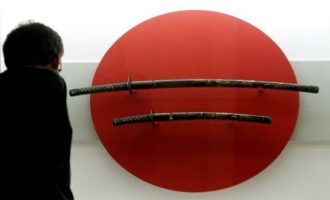 Σοκ στο Tόκιο: Με σπαθί σαμουράι έσφαξε την αδερφή του και μετά το έστρεψε στον εαυτό του