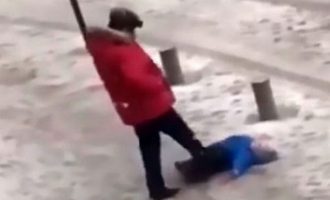 Πατέρας κλωτσάει τον γιο του επειδή έπεσε στο χιόνι (βίντεο)