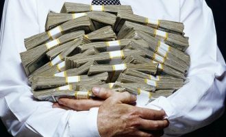 CNBC: Οι πλούσιοι σταμάτησαν να βάζουν το χέρι στην τσέπη