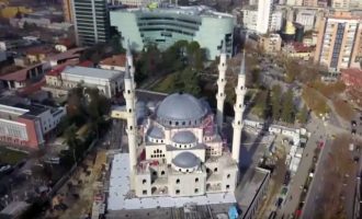 Αυτό είναι το τζαμί στα Τίρανα που φτιάχνει και “διαφημίζει” η Άγκυρα (βίντεο)