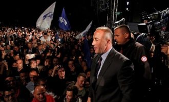 Κόσοβο: Διαμαρτυρία με γραβάτες κατά του πρωθυπουργού γιατί αύξησε 100% τον μισθό του