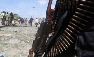 Βομβιστής αυτοκτονίας με στολή αστυνομικού ανατίναξε στρατόπεδο στη Σομαλία – 13 νεκροί