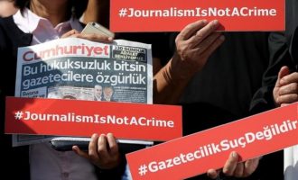 Οργή στην Τουρκία: Τι έγινε στη στημένη δίκη των στελεχών της εφημερίδας Cumhuriyet