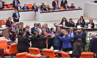 Ρινγκ η τουρκική Βουλή: Βουλευτές πλακώθηκαν στο ξύλο (φωτο)