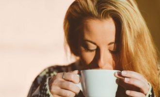 Πώς το ζεστό τσάι βοηθάει την όραση και τα μάτια μας